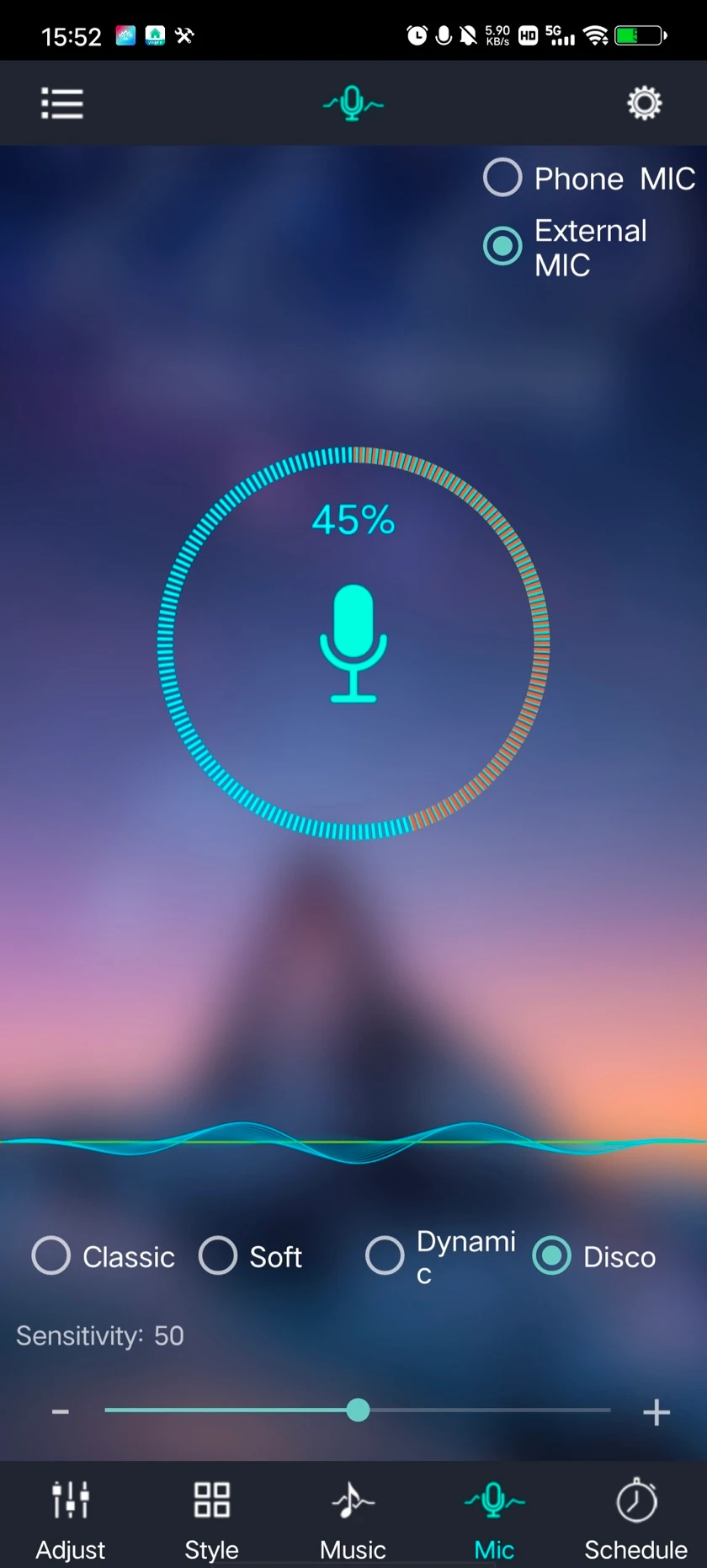 The External Microphone screen in the app, showing a live level indicator, a row of groove mode buttons and a sensitivity slider.